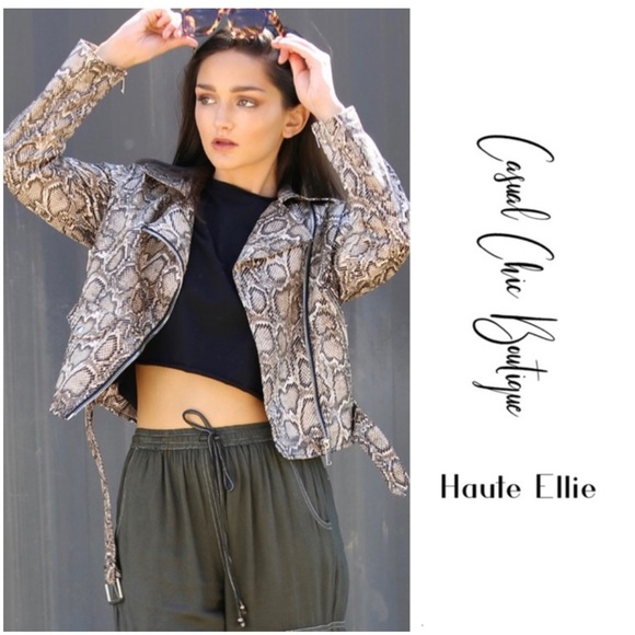 CeCe- Rolled Hem Crop Tee - Picture 3 of 4